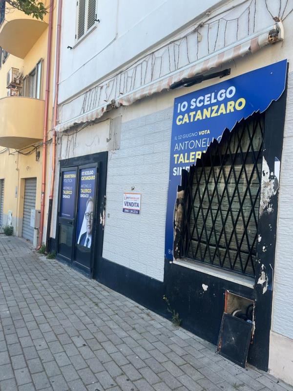 images Catanzaro, vandalizzata la segreteria politica di Talerico nel quartiere Lido 