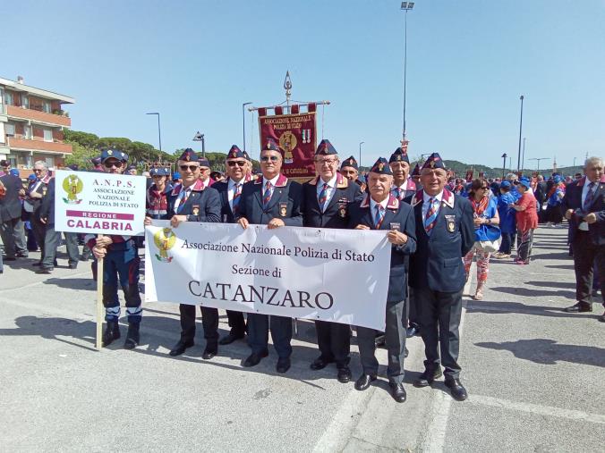 Polizia, l'Associazione nazionale sezione di Catanzaro ha partecipato al raduno di Pontedera col prefetto Giannini