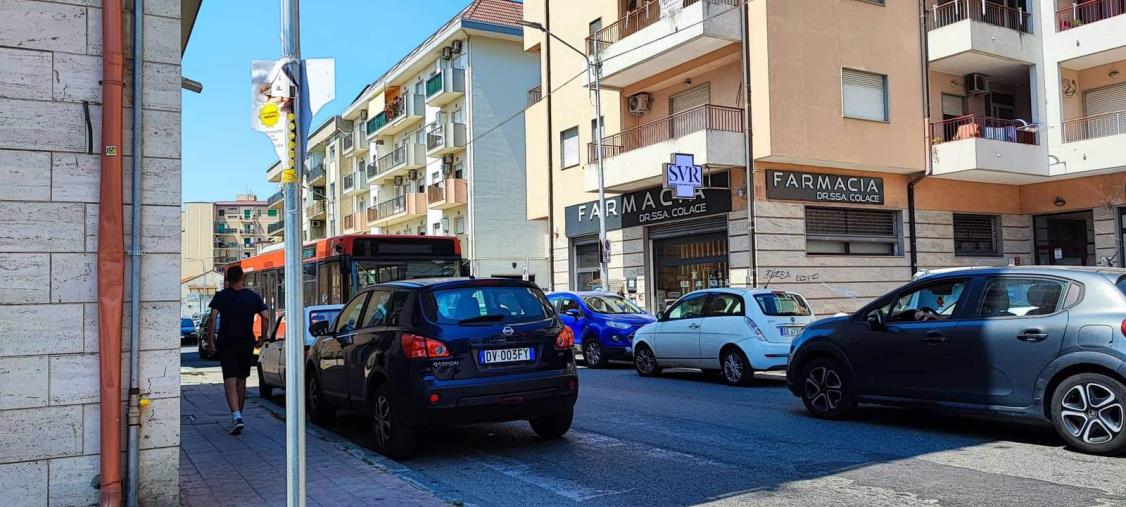 images Parcheggi selvaggi e traffico in tilt su viale Crotone, la denuncia di un cittadino catanzarese: "Istituzioni assenti"