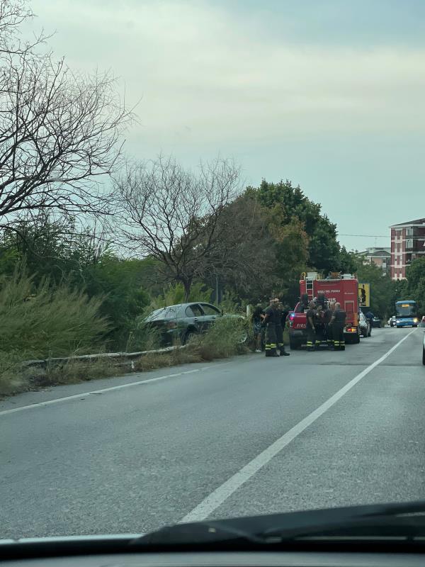 images Catanzaro, perde il controllo della sua auto ed esce fuori strada: incidente su Via Lucrezia della Valle