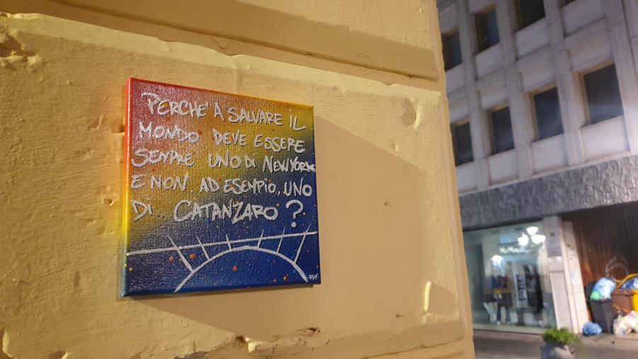 images "Un catanzarese salverà il mondo": la street art di Rocco del Franco invade i muri del capoluogo