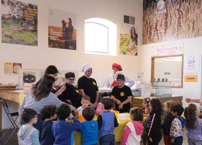 images Ancora più “buonibuoni”: i bimbi de “L’Isolachenonc’era” al mercato di Campagna Amica a Cosenza  