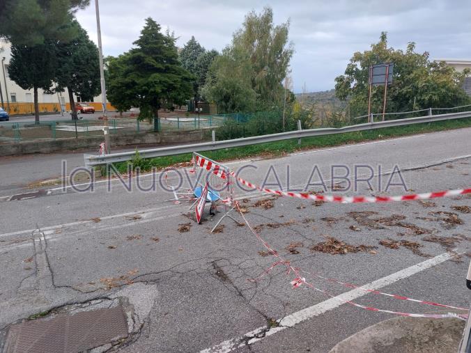 images Provinciale ancora chiusa a Squillace, ma gli automobilisti spostano le transenne e passano