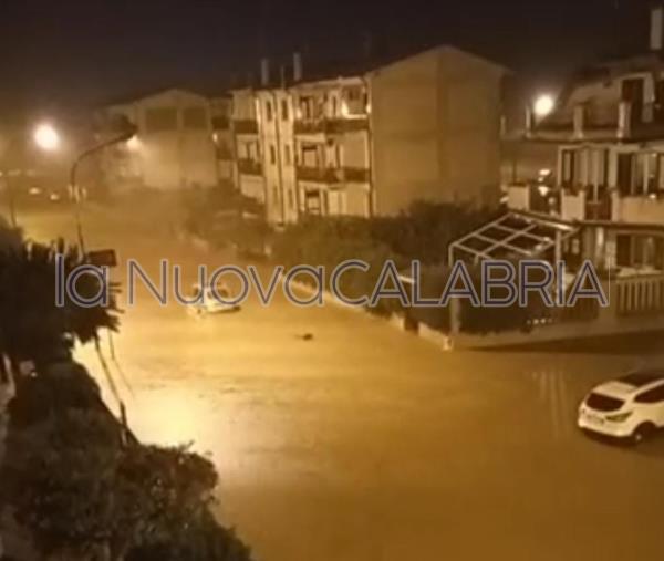 images Allarme maltempo nel Catanzarese, a Squillace Lido fiumi di fango e acqua: auto bloccate (FOTO)