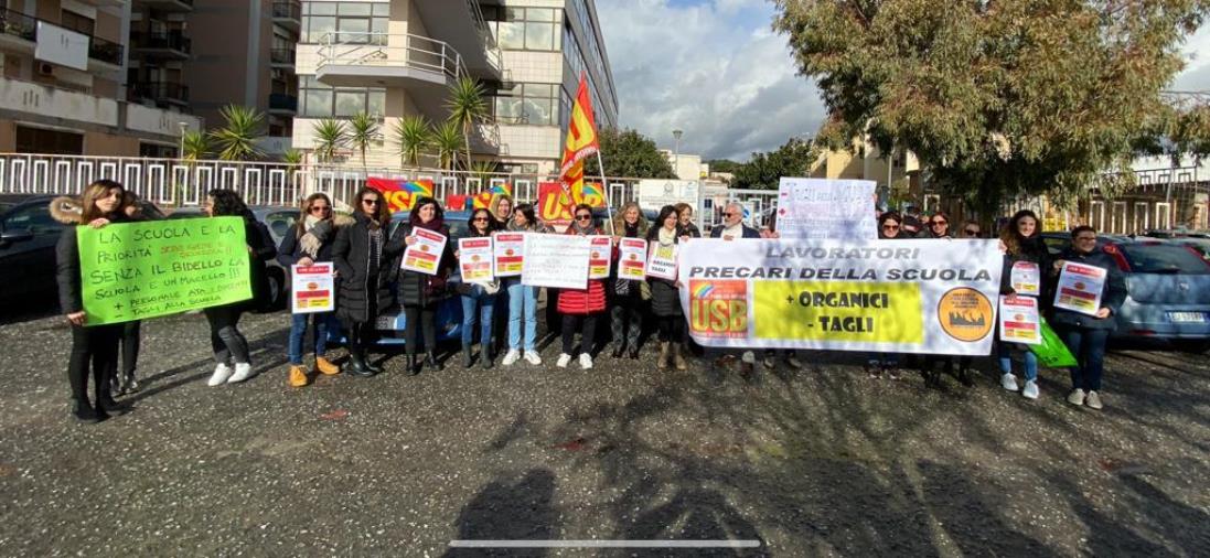 images Catanzaro, protestano i collaboratori scolastici precari