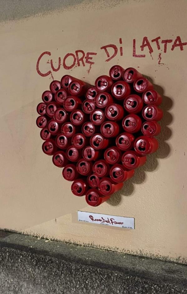 images Nel centro di Catanzaro batte un "Cuore di latta": installata la nuova opera di Rocco del Franco