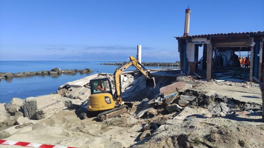 images Avviata la demolizione di un edificio abusivo a Vibo Marina