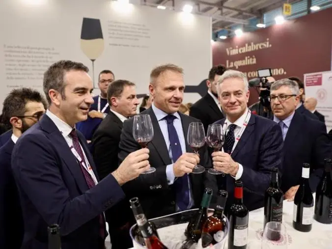 Calabria protagonista a Vinitaly e Agrifood & Sol: anche il ministro Lollobrigida in visita al padiglione con Occhiuto e Gallo

