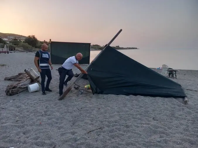 images Operazione spiagge libere a Palizzi e Villa San Giovanni: rimosse attrezzature balneari abusive per oltre 20mila metri quadri di arenile