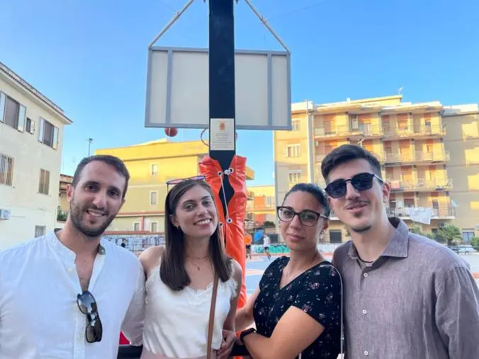 Il Leo Club Catanzaro Host riqualifica il campo da basket di Piazza Brindisi a Lido
