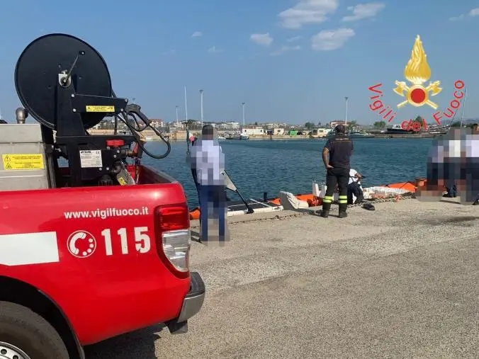 images Precipita con l'auto in acqua, morto un uomo nel porto di Corigliano 