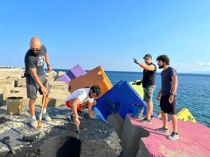 images Iniziati i lavori di ripristino dell'opera "Catanzaro Colorful" di Massimo Sirelli 