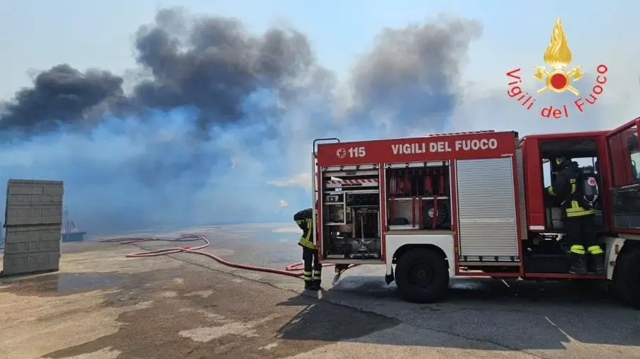 Deposito in fiamme nel crotonese: trenta vigili del Fuoco al lavoro