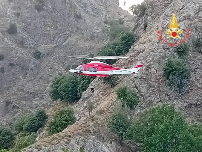 images Reggio, malore durante un'escursione in montagna: attivato l'elicottero dei Vigili del fuoco
