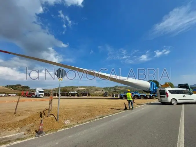 images Trasporto di pale eoliche: impianti nei pressi della SP 59 tra Squillace e Girifalco (FOTO)