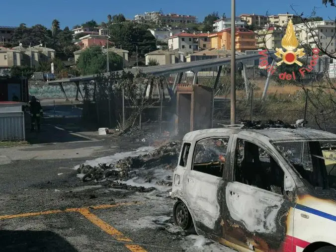 images Incendio si propaga nel parcheggio dell'Asp a Catanzaro Lido: distrutta una vettura (FOTO)