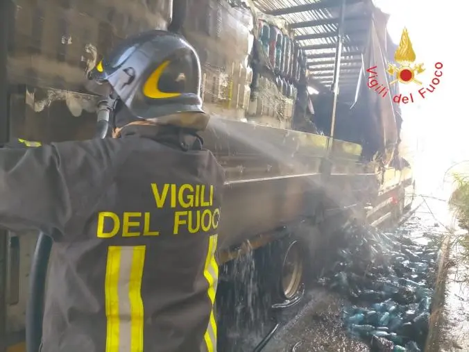 images Statale 107, in fiamme un automezzo all'altezza di Petilia Policastro 