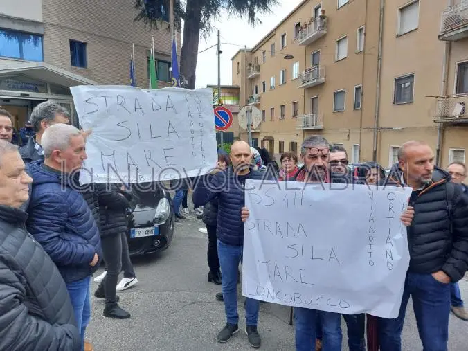 images Protesta alla sede Anas di Catanzaro per i ritardi nella ricostruzione del ponte di Longobucco