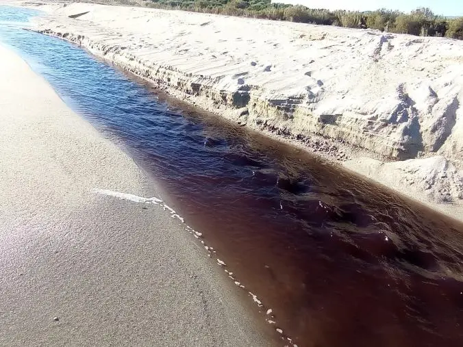 images Allarme ambientale? Il Crocchio tra Cropani e Botricello riversa in mare acqua nera