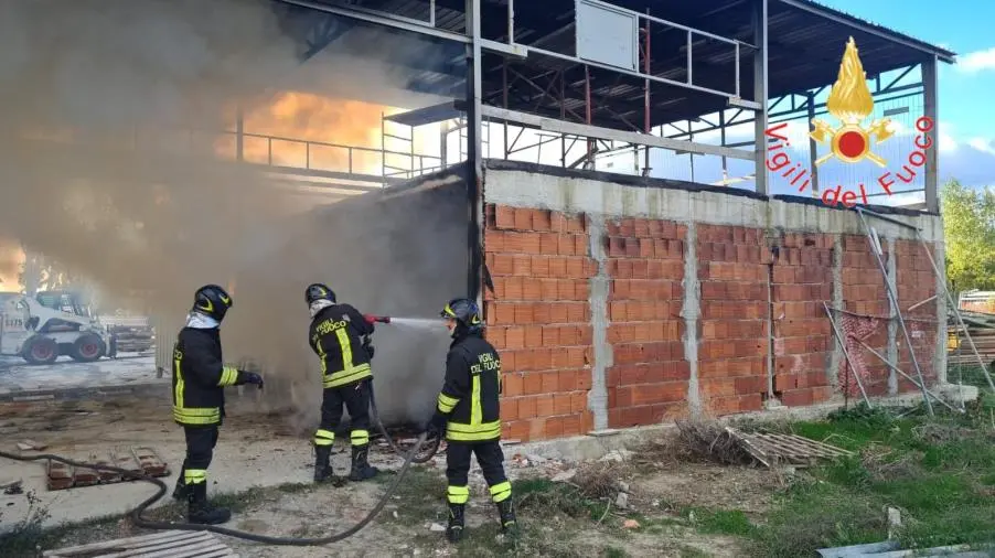 images Catanzaro, a fuoco deposito di materiale edile di un cantiere nel quartiere Germaneto