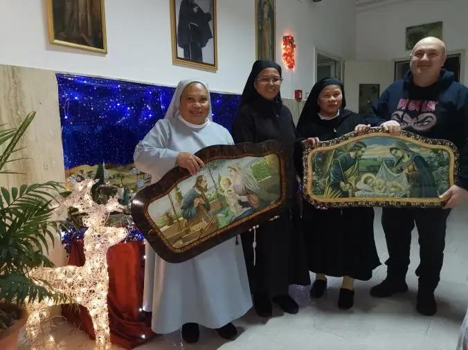 Il collezionista catanzarese Timpano dona all'istituto don Vero due quadri vintage della natività