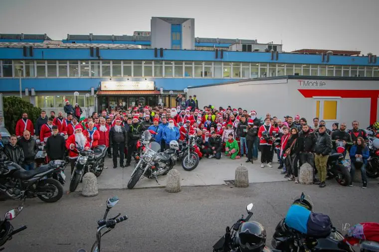 images A Lamezia l'iniziativa 'Babbo Natale in moto' con destinazione la pediatria dell'ospedale 