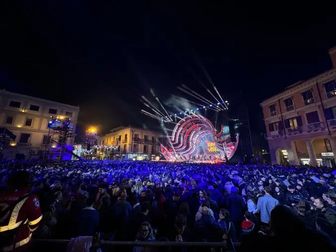 Il Capodanno Rai con Amadeus accende Crotone: migliaia in piazza aspettando la mezzanotte