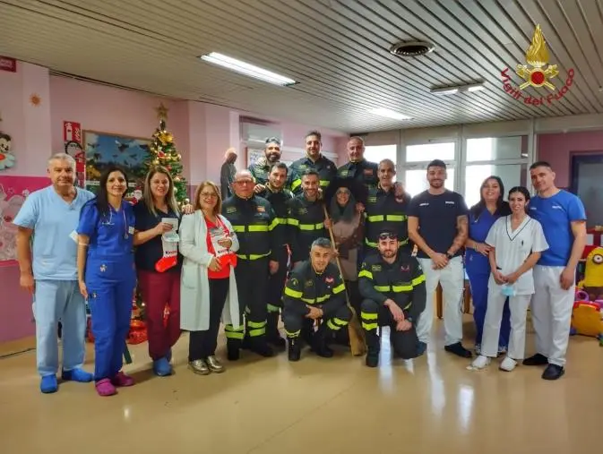 images La Befana dei Vigili del Fuoco in visita al reparto di pediatria dell’ospedale Giovanni Paolo II di Lamezia Terme