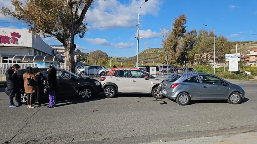 images Catanzaro, incidente su viale Crotone: coinvolte tre auto