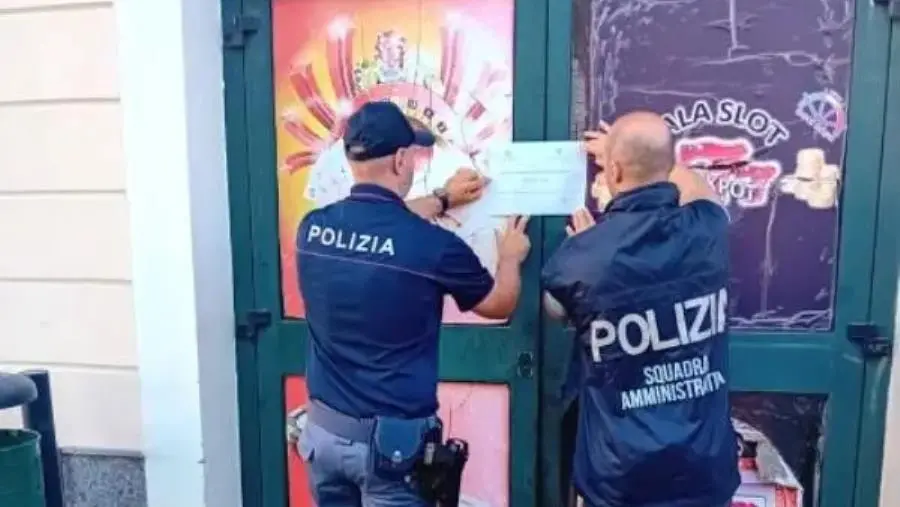 Sala giochi abusiva nei locali della Stazione di Soverato: deferito il titolare