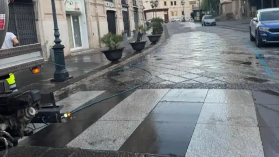 Catanzaro si prepara alla Festa di san Vitaliano: in corso la pulizia di strade e vicoli (FOTO)