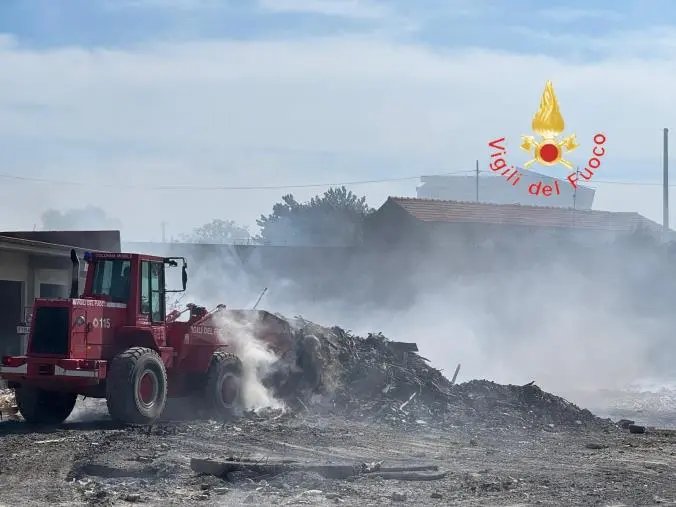 Reggio Calabria, incendio al mercato ortofrutticolo: nessun danno a persone