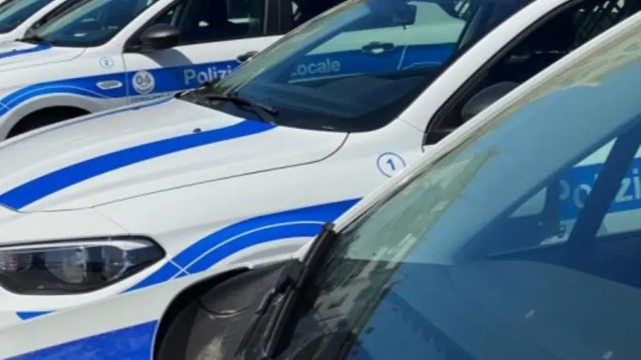 Reggio, sposta il furgone in evidente stato di ebbrezza e tenta investire un vigile urbano: arrestato 