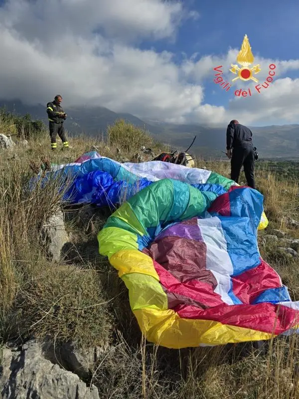 Perde il controllo e si schianta al suolo, nel Cosentino muore il pilota di un paramotore (VIDEO)