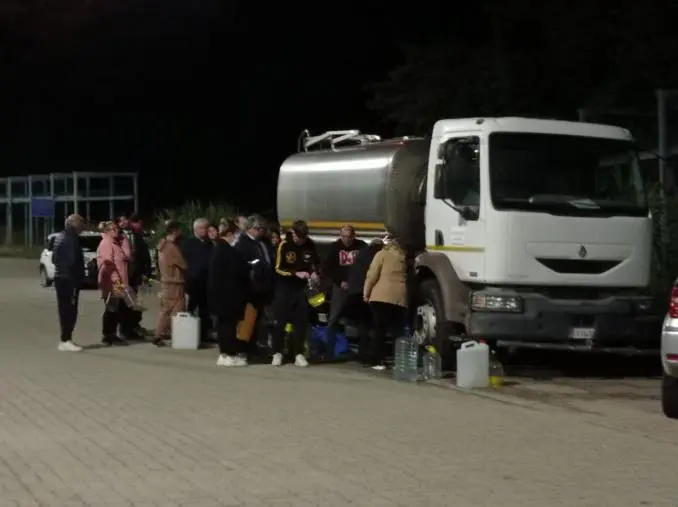 Catanzaro, in fila alle autobotti per approvvigionarsi d'acqua