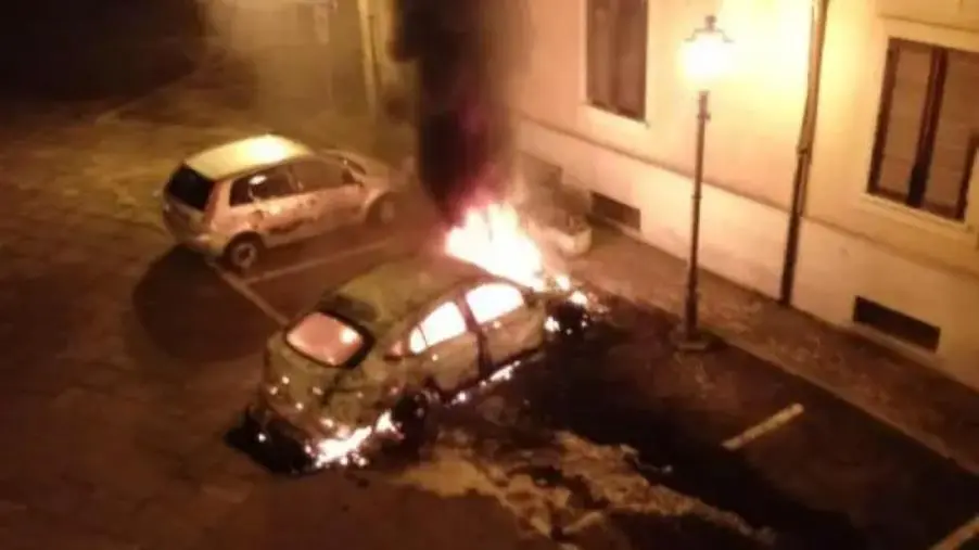 images Nelle carte dell'inchiesta Scolacium le auto bruciate a Squillace: anche quella di un giornalista