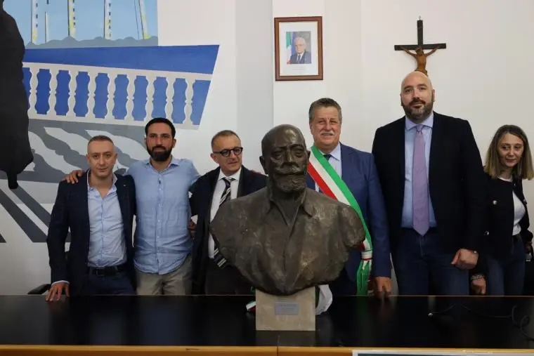 Conflenti, la Provincia di Catanzaro consegna alla comunità il busto bronzeo di Vittorio Butera