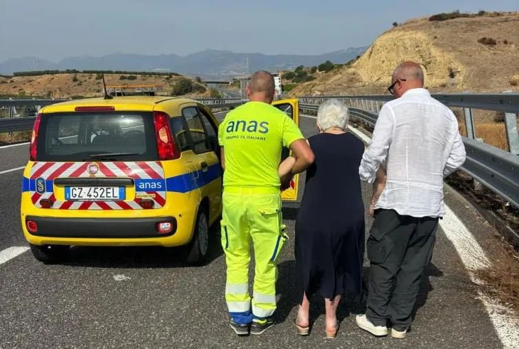 Cassano, Anas soccorre una signora di 97 anni rimasta in panne con il figlio