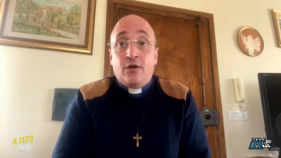 Amaroni, prevenzione e Vangelo: Don Roberto trasforma la Chiesa in "ospedale da campo"