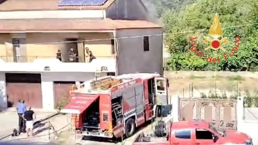 In fiamme un'abitazione a Chiaravalle: la proprietaria si salva uscendo sul balcone 