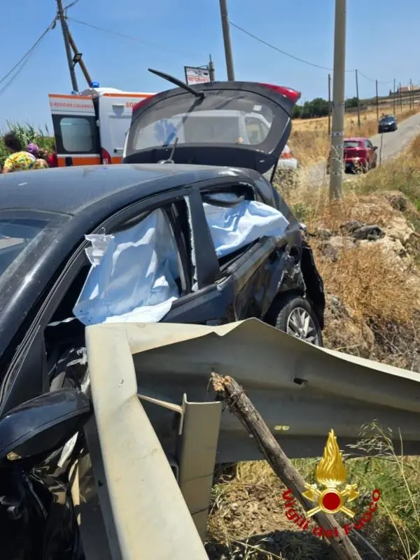 Incidente fra tre auto nel Crotonese: una donna finisce in ospedale 