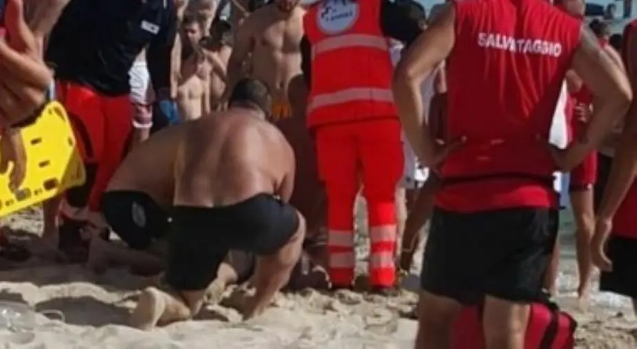 Malore fatale sulla spiaggia di Simeri Mare: muore un uomo di 84 anni