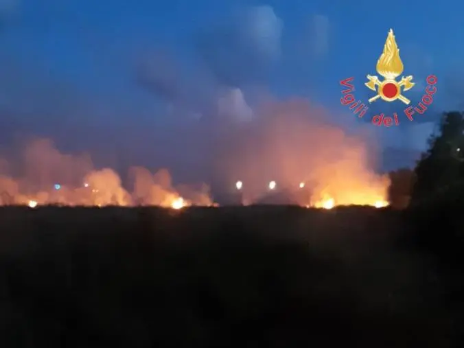 Incendio all'ex zuccherificio di Lamezia Terme: in fiamme 10 ettari di vegetazione