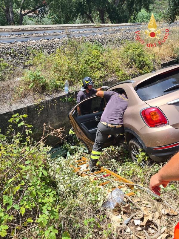 images Lamezia Terme, perde il controllo e finisce fuori strada: ferita la conducente