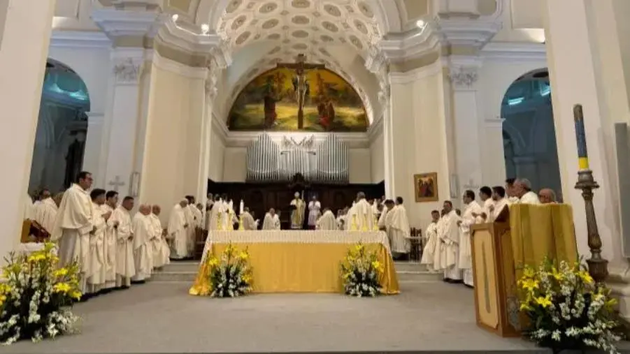 images Lamezia, il vescovo Parisi celebra la Messa Crismale: "La volontà di Dio è amare gratis” 