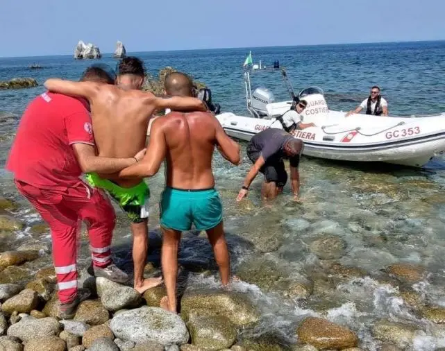 Vibo, si trafigge il piede con la fiocina del fucile: giovane pescatore soccorso in mare