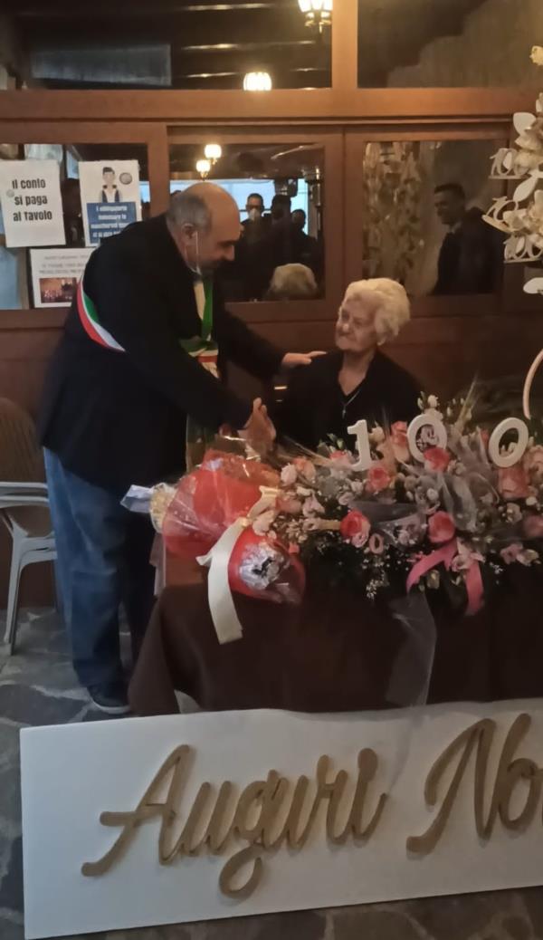 images Catanzaro, l'Amministrazione comunale festeggia i 100 anni di nonna Giovanna 