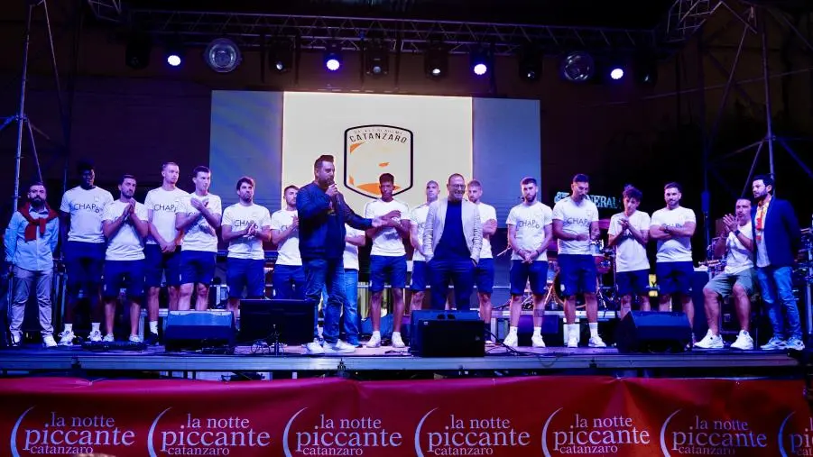 Catanzaro, Basket Academy ha presentato team e staff tecnico sul palco della Notte Piccante 