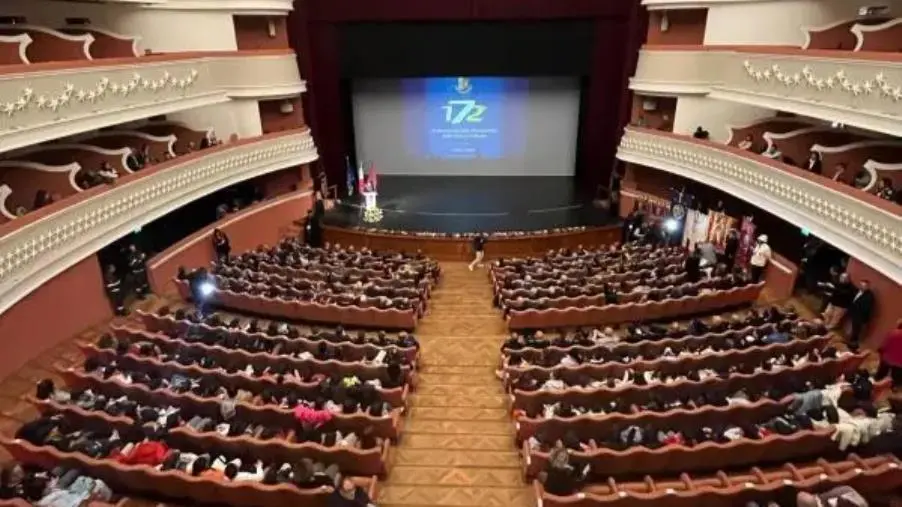 Festa della Polizia, al Politeama presente anche l'IC Catanzaro Nord Est Manzoni