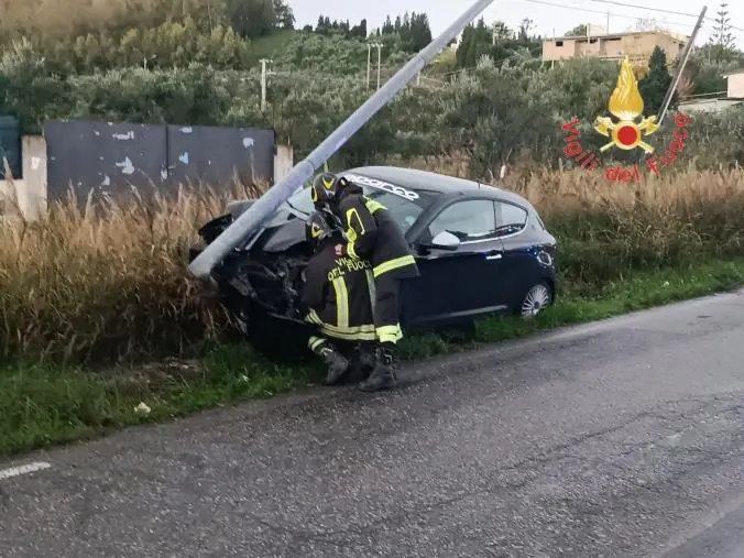 Catanzaro, auto sbatte contro palo della luce: ferito il conducente 